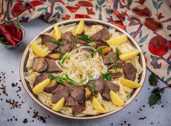 Как приготовить настоящий кыргызский бешбармак, рассказал повар из Бишкека