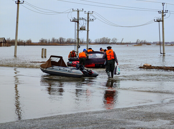 Люди запасаются водой: из-за прорыва дамбы эвакуированы более 160 человек в Челябинской области