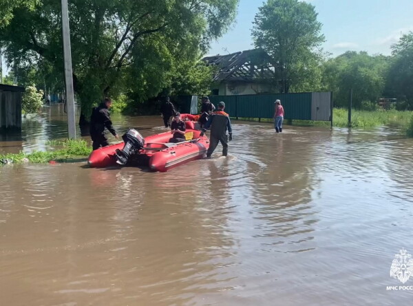 Паводки в России: спасатели МЧС эвакуируют граждан и доставляют продовольствие в затопленные районы