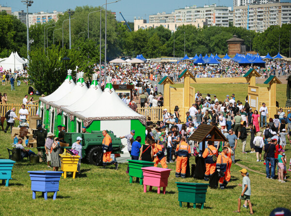 Традиции татар и башкир, турнир по корэш, мастер-классы и призы от «МИРа»: как отпраздновали Сабантуй в Москве?