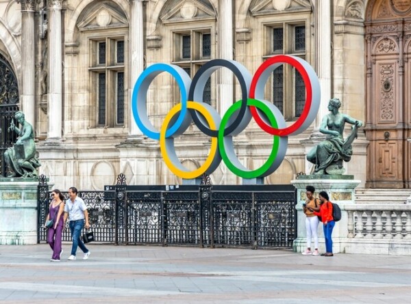 Плохая видимость и перевернутый флаг: в Париже открылись летние Олимпийские игры