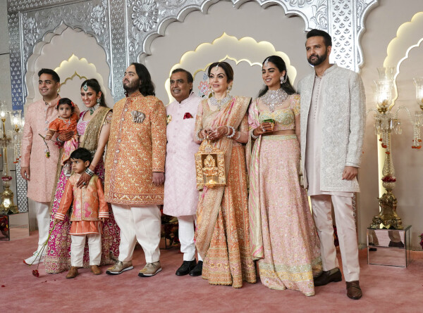 «Чтобы гремели горы»: зачем две индийских семьи потратили $600 млн на «свадьбу века»?