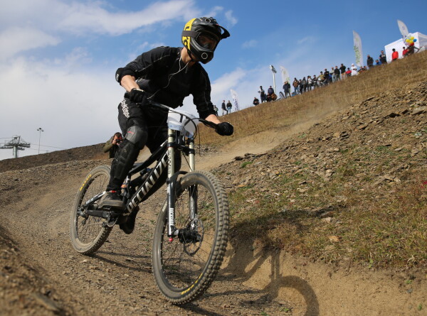 Экстремальный спорт: в горах Алматы прошли соревнования по даунхиллу