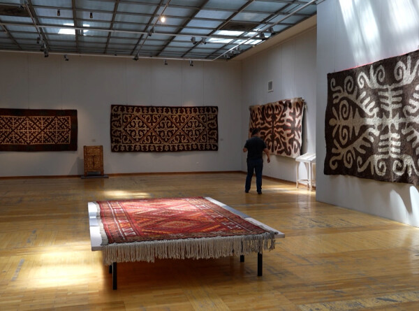Сокровища степей: ковры, седла и сундуки кочевников показали на выставке в Алматы
