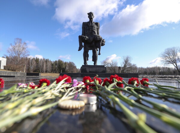 Легенды белорусского и российского футбола возложили цветы к мемориальному комплексу «Хатынь»