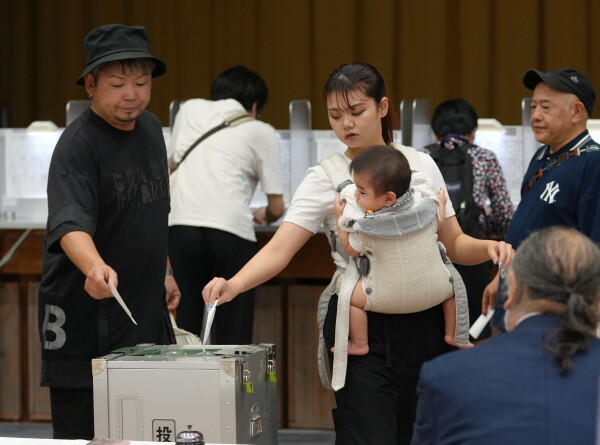 Выборы мэра в Токио: рекордная жара, фото нагой женщины и экстравагантные кандидаты