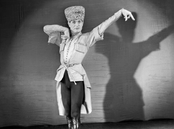 Человек в папахе: как Махмуд Эсамбаев покорил танцем мир?