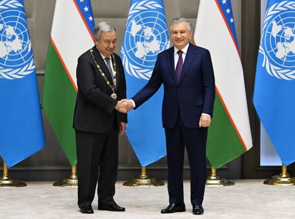 Президент Узбекистана наградил генсека ООН орденом «Дружба»