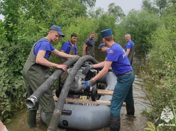 Паводки в Приморье и ХМАО: спасатели продолжают работы на подтопленных территориях