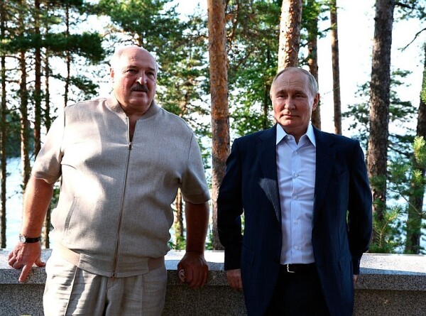 Среди сосен и карельских пейзажей: Путин и Лукашенко осмотрели памятники древнего зодчества на Валааме