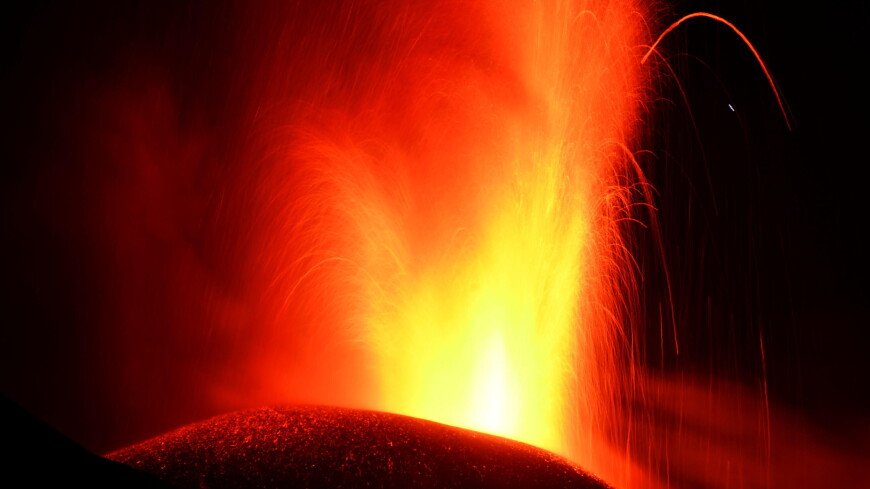 Огромное извержение вулкана Этна на Сицилии, Италия