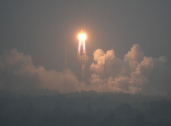 Китайский зонд «Чанъэ-6» успешно доставил лунный грунт на орбитальный модуль