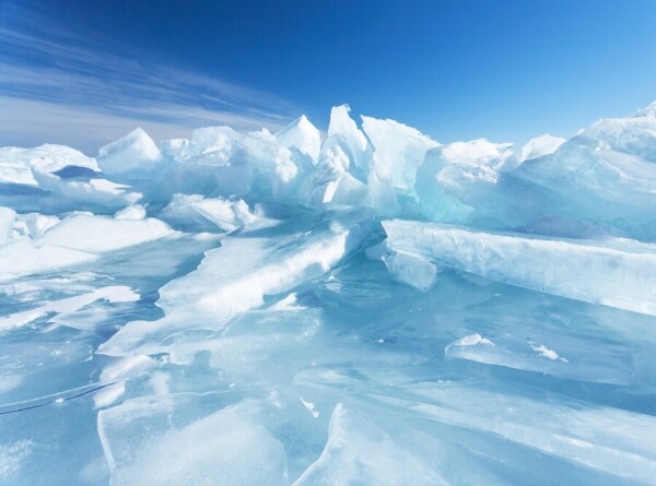 Обломки дрейфующих льдов пригнало к берегам Сахалина