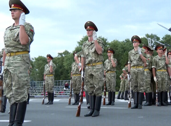 Рота почетного караула Беларуси приступила к репетиции парада ко Дню независимости