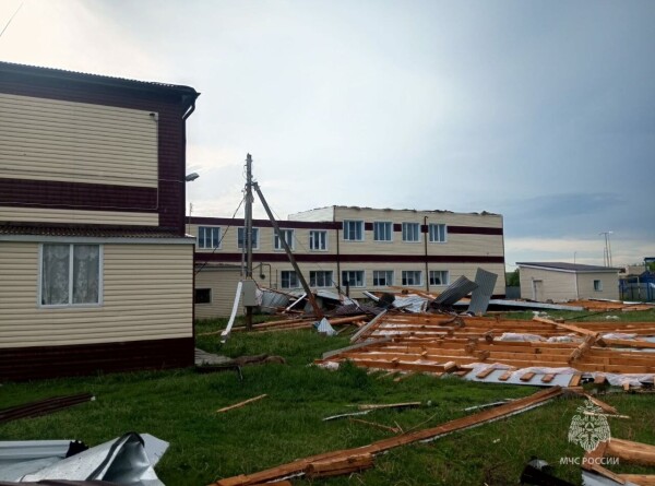 Кровлю сорвало ветром со здания школы и детсада в Татарстане