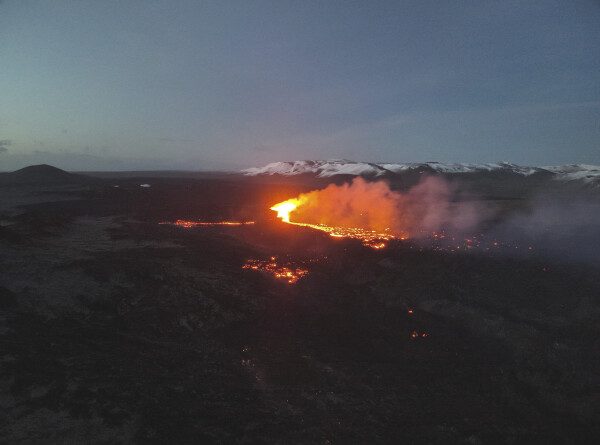 Лава уничтожила дорогу к исландскому поселку Гриндавик