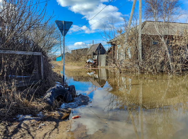 Уровень воды в реке Обь в ХМАО достиг критического, подтоплены почти 200 домов
