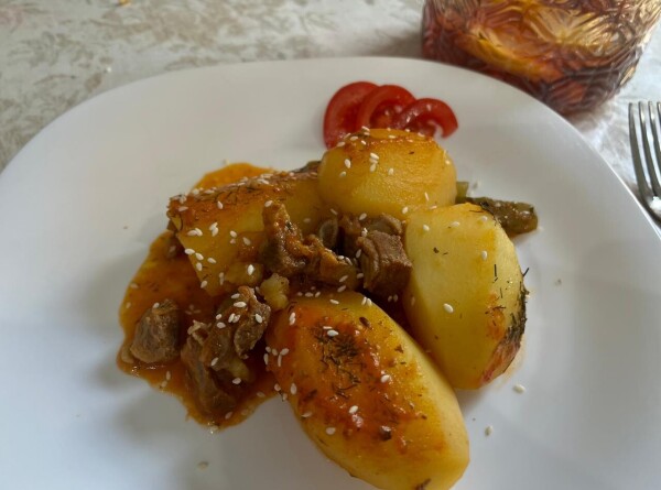 Достаем запасы: рецепт татарского азу с солеными огурцами