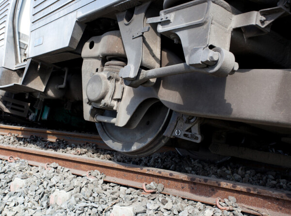 Несколько десятков человек пострадали при сходе поезда с рельсов в Коми