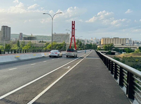 Новый мост в Тбилиси соединил два района города