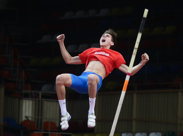 Российский легкоатлет Шмыков победил в прыжках с шестом на Играх БРИКС