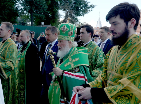 Патриарх Кирилл помолился перед «Троицей» Андрея Рублева на службе в лавре
