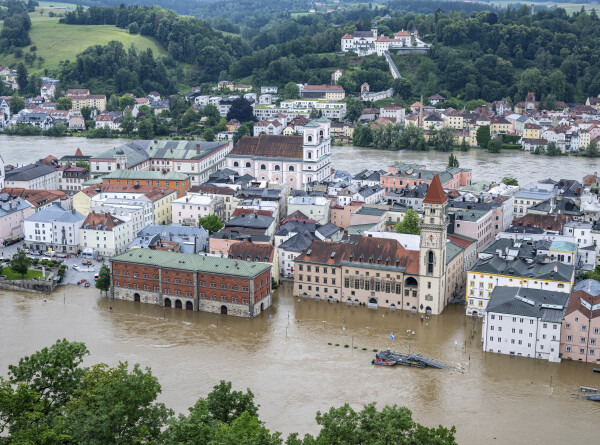 Из-за мощного наводнения в Германии обрушился замок XIII века