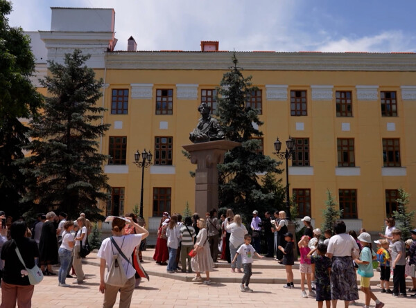 Стихи и фраки XIX века: день рождения Пушкина отметили возле его памятника в Алматы