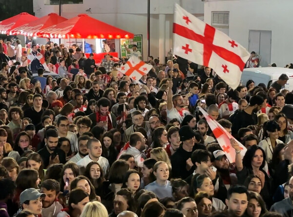 Тысячи жителей Тбилиси вышли на улицы праздновать победу сборной Грузии по футболу