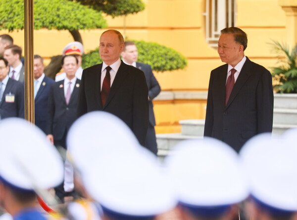 Путин возложил венок к Мемориалу павшим героям в Ханое