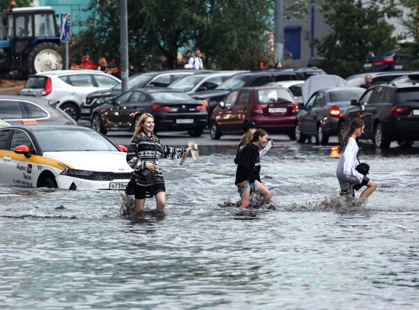 «Мегаливень» в Москве: затоплены подземные парковки и общественный транспорт