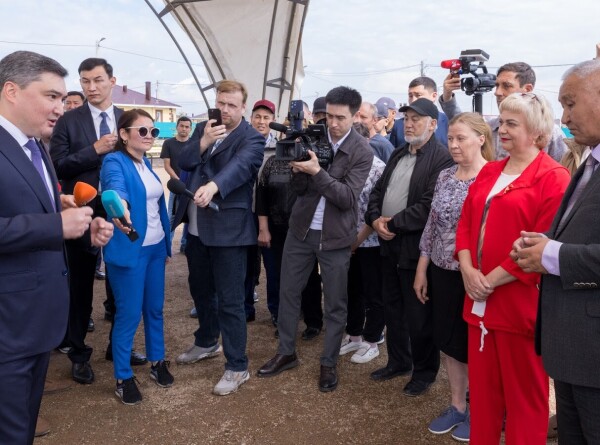 Премьер-министр Казахстана ознакомился с ходом строительства домов после паводка