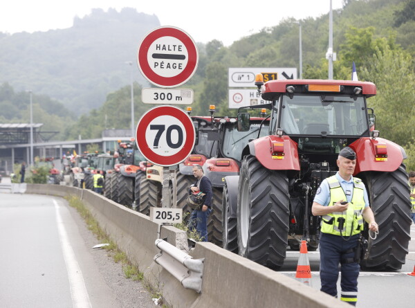 Испанские фермеры в знак протеста заблокировали трассу у границы с Францией
