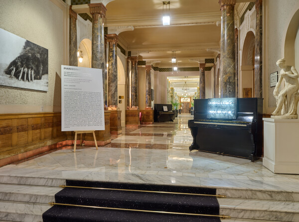 «Очень пианинная» выставка: как старейший отель в Петербурге совмещает комфорт и искусство?