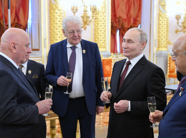 Путин пообщался с лауреатами госпремий и Героями Труда в неформальной обстановке