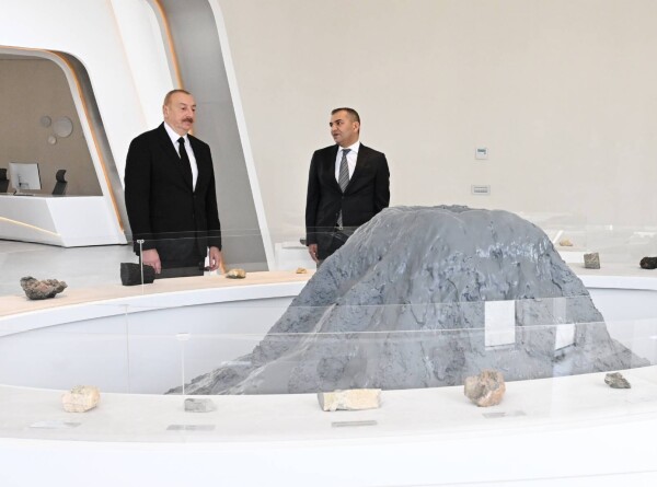 Алиев открыл туристический комплекс грязевых вулканов
