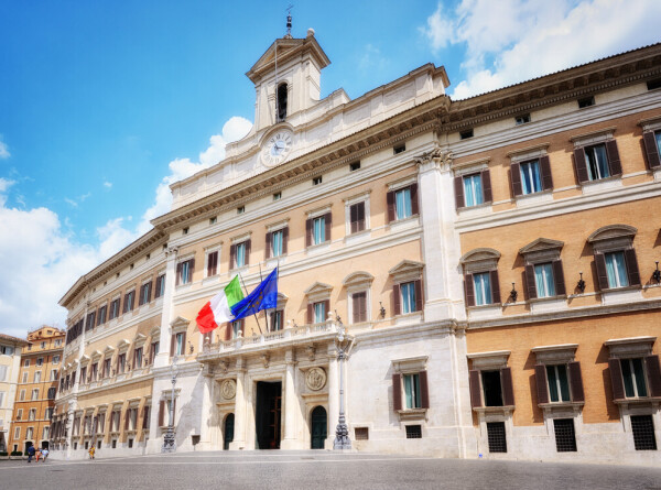 В Италии 11 депутатов временно отстранили от работы за драку в парламенте