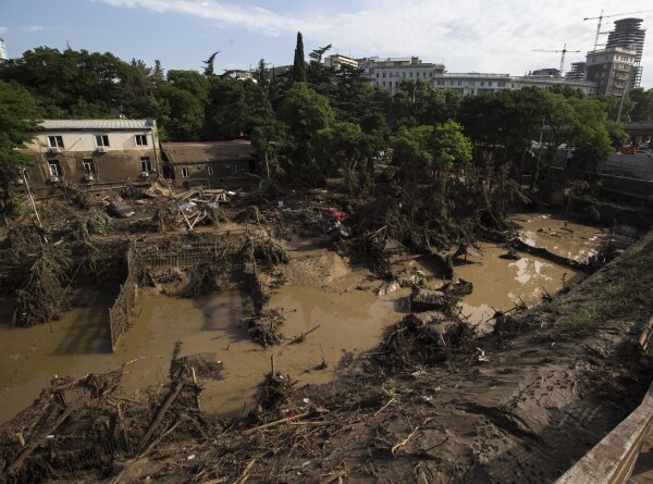 Жертв наводнения 2015 года вспомнили в Тбилиси