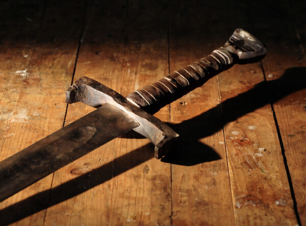 Тысячелетний меч викингов обнаружил фермер из Норвегии на своем участке