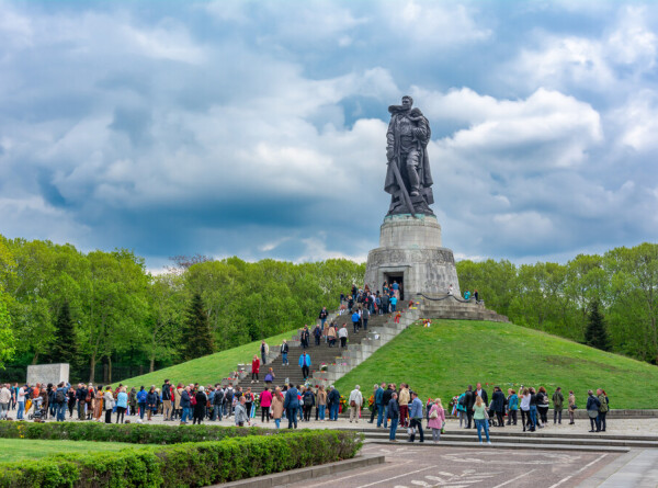 Память жертв Великой Отечественной войны почтили в берлинском Трептов-парке