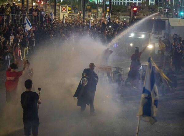 Полиция применила водометы и конные отряды для разгона митингующих в Тель-Авиве