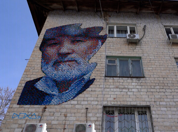 Стены многоэтажек Бишкека украсили портретами из пластиковых крышек