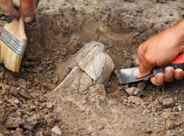 Археологи нашли фарфорового пупса и баночки для помады в центре Москвы