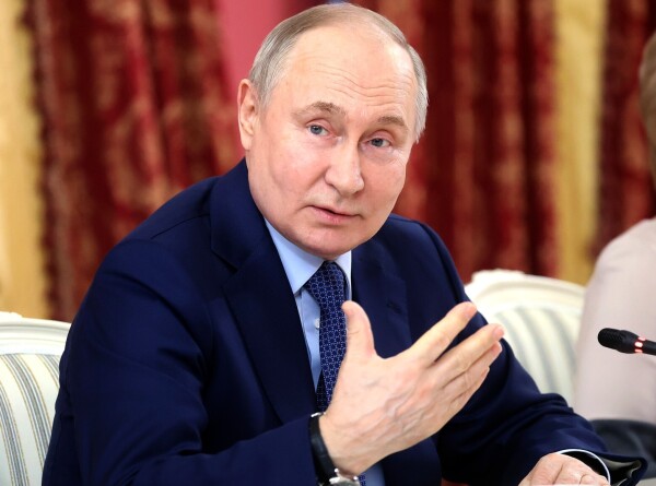 Путин: Патриотизм рождается благодаря работе культурных учреждений в глубинке