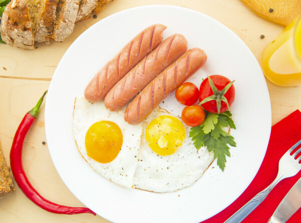 О вреде яичницы с сосисками на завтрак рассказала гастроэнтеролог