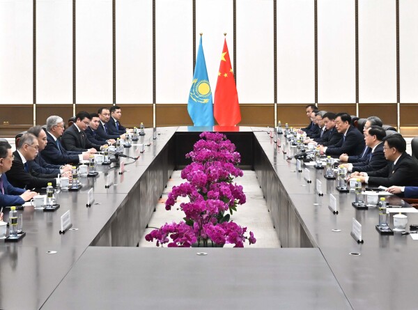 Токаев обсудил с главой парламента КНР совместные проекты стран