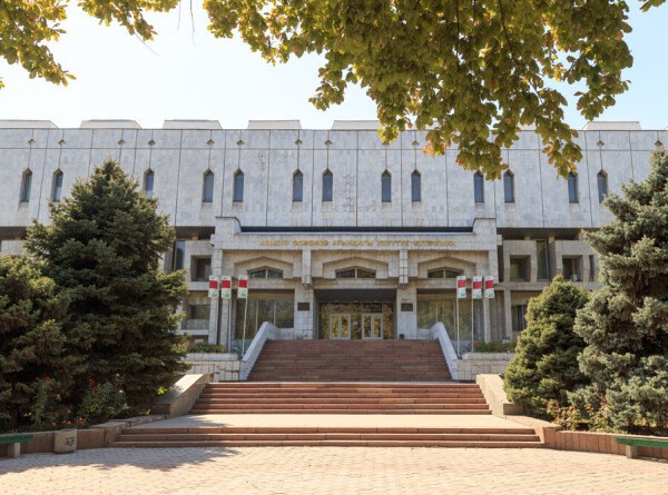 Национальной библиотеке Кыргызстана – 90: как учреждение подстраивается под требования современности?