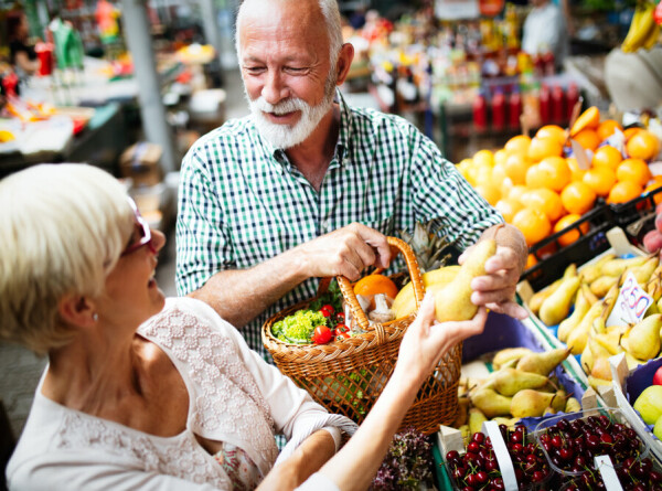Почему пожилым опасно есть много фруктов, рассказала диетолог