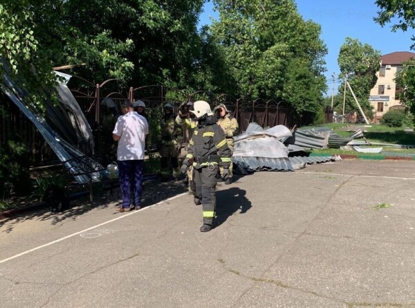 На последнем звонке в школе Краснодара сорвало кровлю, пострадали 12 детей