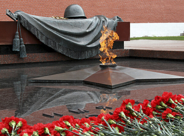 Александр Бастрыкин возложил цветы к могиле Неизвестного Солдата